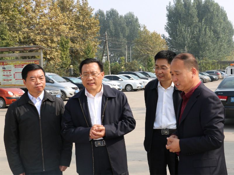 王克明與省工商聯(lián)黨組書記李德才、市政協(xié)副主席工商聯(lián)主席侯合柱、市委統(tǒng) 戰(zhàn)部副部長郭洪俠合影