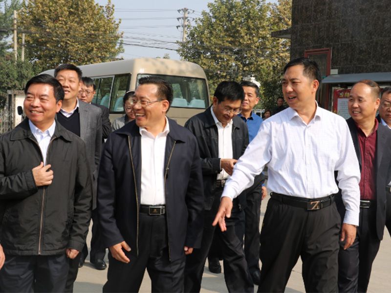 省工商聯(lián)黨組書記李德才、市政協(xié)副主席工商聯(lián)主席侯合柱、市委統(tǒng) 戰(zhàn)部副部長郭洪俠、龍安區(qū)委書記高勤科等一行到公司視察